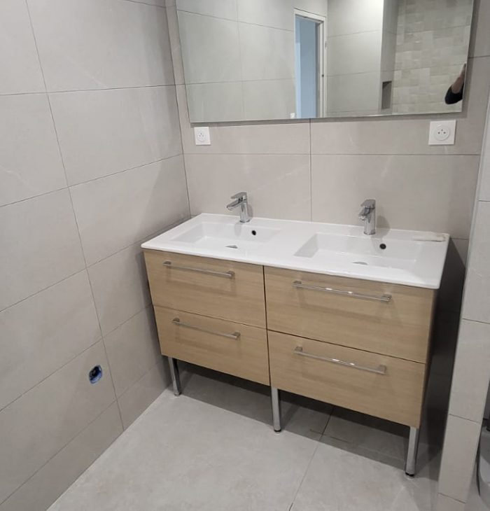 Pose d'ensemble miroir et meuble double vasque